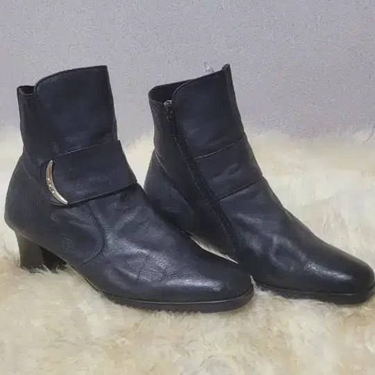 [BUNJANG] Black Leather Ankle Boots with Buckle 245 / 블랙 가죽 앵클 부츠 버클 장식 245. 개당