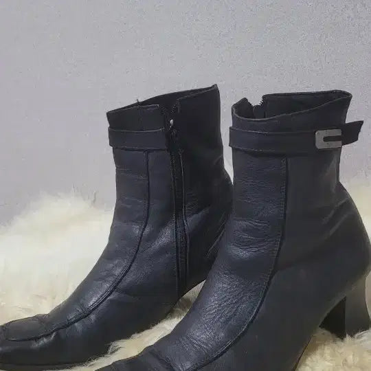 [BUNJANG] Black Leather Ankle Boots with Buckle 245 / 블랙 가죽 앵클 부츠 버클 장식 245. 개당
