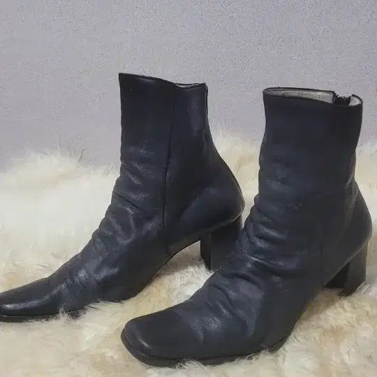 [BUNJANG] Black Leather Ankle Boots with Buckle 245 / 블랙 가죽 앵클 부츠 버클 장식 245. 개당