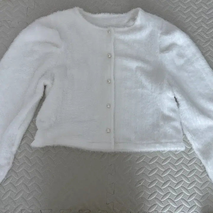[BUNJANG] White Angora Pearl Button Cardigan / 화이트 앙고라 진주 버튼 가디건 프리사이즈