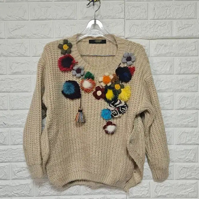 [BUNJANG] Concept Floral Embellished Knit Top / CONCEPT 꽃 장식 니트55-66