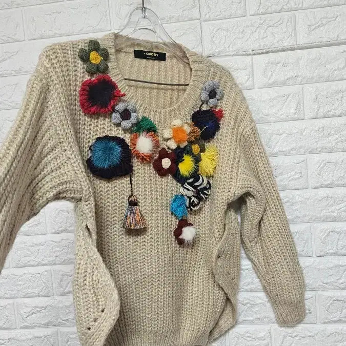 [BUNJANG] Concept Floral Embellished Knit Top / CONCEPT 꽃 장식 니트55-66