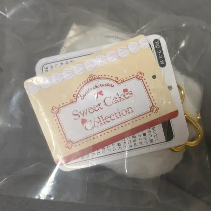 [BUNJANG] Sanrio Hello Kitty Sweet Cake Face Pouch / 산리오 스위트케이크 헬로키티 얼굴파우치 미개봉 새상품