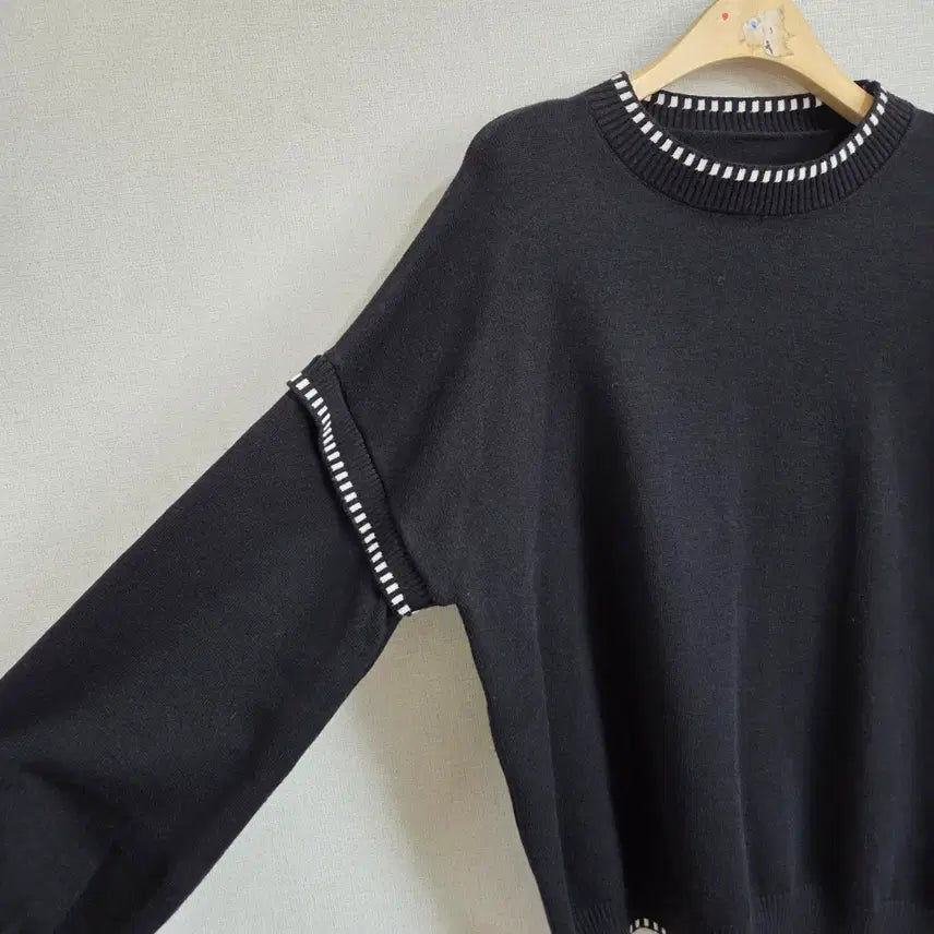 [SOLD OUT] 여성 블랙 스티치 포인트  라운드넥 니트 F JJ397