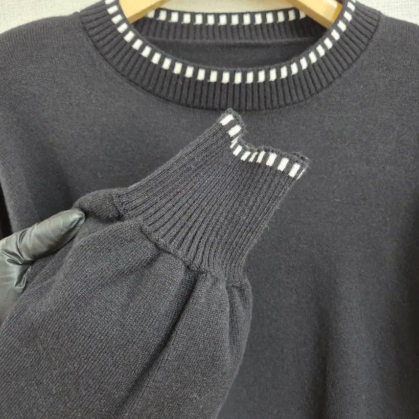 [SOLD OUT] 여성 블랙 스티치 포인트  라운드넥 니트 F JJ397