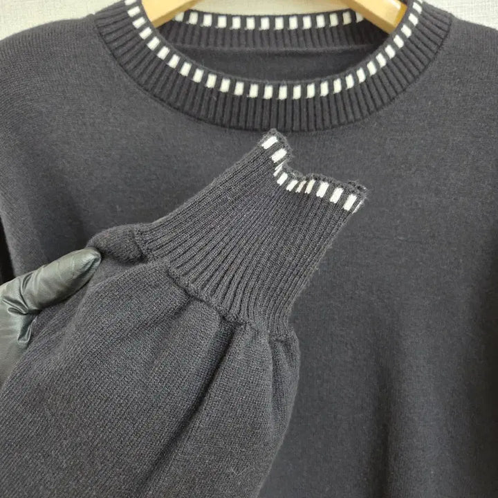 [SOLD OUT] 여성 블랙 스티치 포인트  라운드넥 니트 F JJ397