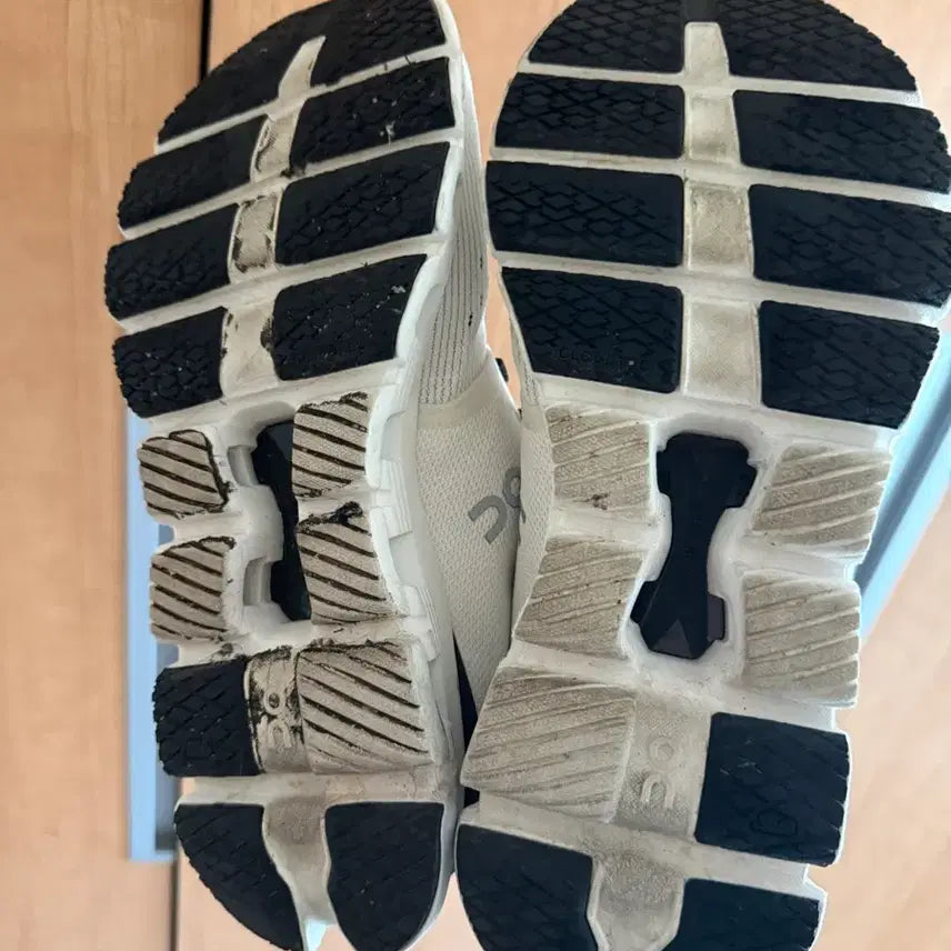 [BUNJANG] OnLearning Cloud x 4 Sneakers / 온러닝 클라우드 x 4 아이보리 블랙