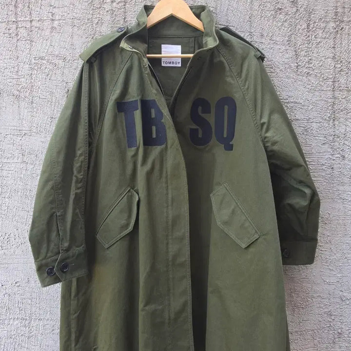 [BUNJANG] TOMBOY Oversized Field Jacket Khaki TB SQ Print Free Size / 톰보이 오버사이즈 야상자켓 - F