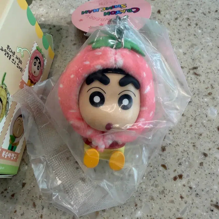 [BUNJANG] Strawberry Crayon Shin-chan Figure Keychain Capsule Toy / 딸기 짱구 과일 피규어 키링 캡슐 상자
