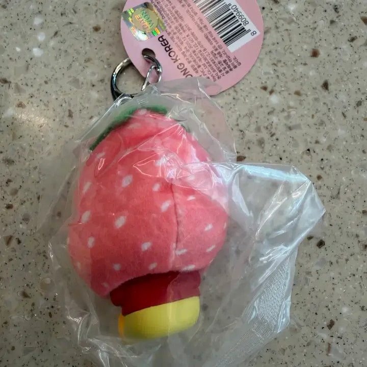 [BUNJANG] Strawberry Crayon Shin-chan Figure Keychain Capsule Toy / 딸기 짱구 과일 피규어 키링 캡슐 상자