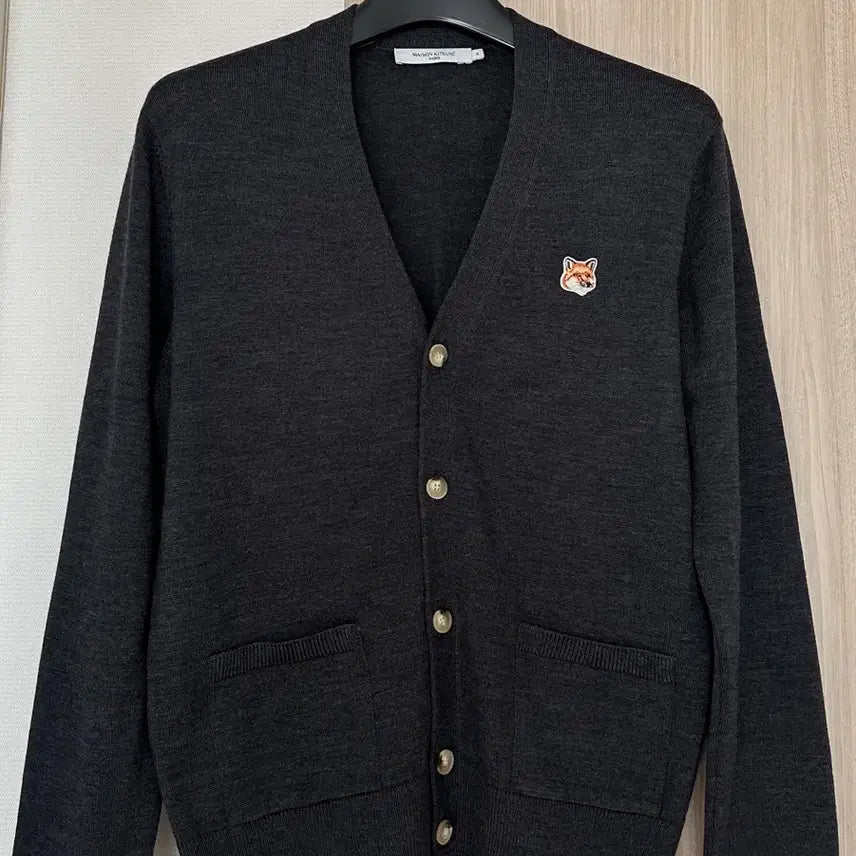 [BUNJANG] Maison Kitsune Fox Head Patch Classic Cardigan Anthracite Melange / 메종 키츠네 폭스 헤드 패치 클래식 가디건 앤트러사이트 멜란지