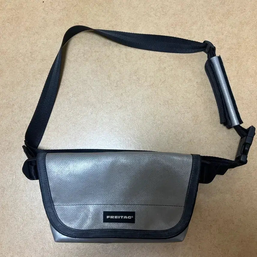 [BUNJANG] Freitag Jamie Silver Crossbody Bag / 프라이탁 제이미 실버 크로스백 (민트택o)