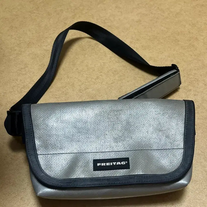 [BUNJANG] Freitag Jamie Silver Crossbody Bag / 프라이탁 제이미 실버 크로스백 (민트택o)