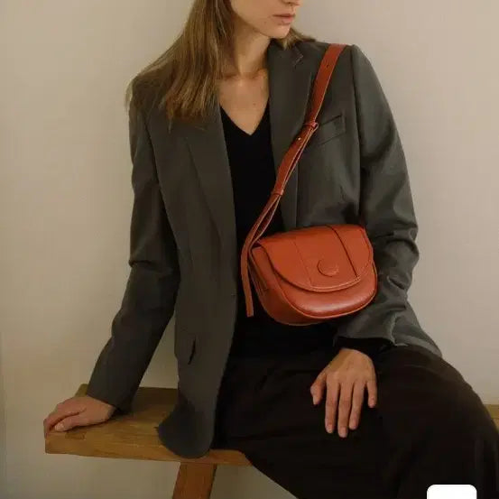 [BUNJANG] Mongmongde Classic Half Moon Crossbody Bag / 몽드몽드 클래식 하프문 크로스백
