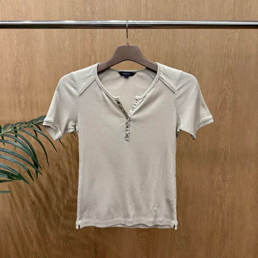 [BUNJANG] Burberry London Slim Fit Beige T-shirt / 버버리 런던 반팔 티셔츠 골지 버튼 로고 디테일 슬림핏 베이지