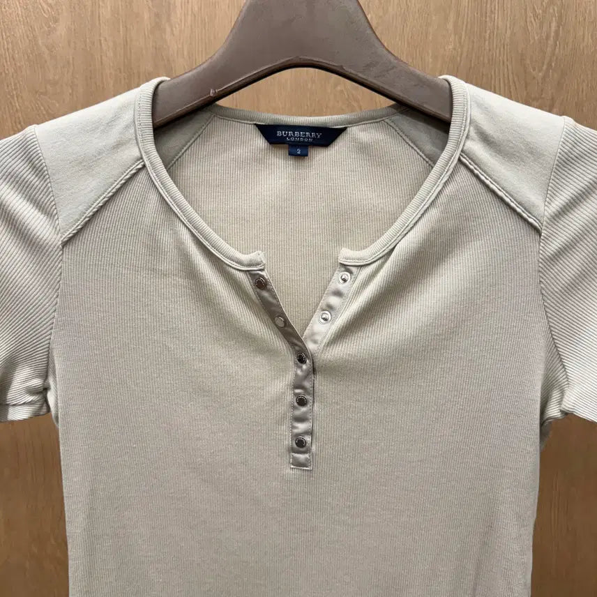 [BUNJANG] Burberry London Slim Fit Beige T-shirt / 버버리 런던 반팔 티셔츠 골지 버튼 로고 디테일 슬림핏 베이지