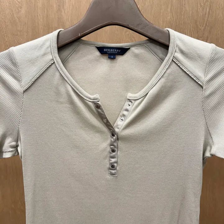 [BUNJANG] Burberry London Slim Fit Beige T-shirt / 버버리 런던 반팔 티셔츠 골지 버튼 로고 디테일 슬림핏 베이지