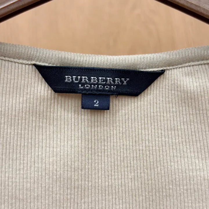 [BUNJANG] Burberry London Slim Fit Beige T-shirt / 버버리 런던 반팔 티셔츠 골지 버튼 로고 디테일 슬림핏 베이지