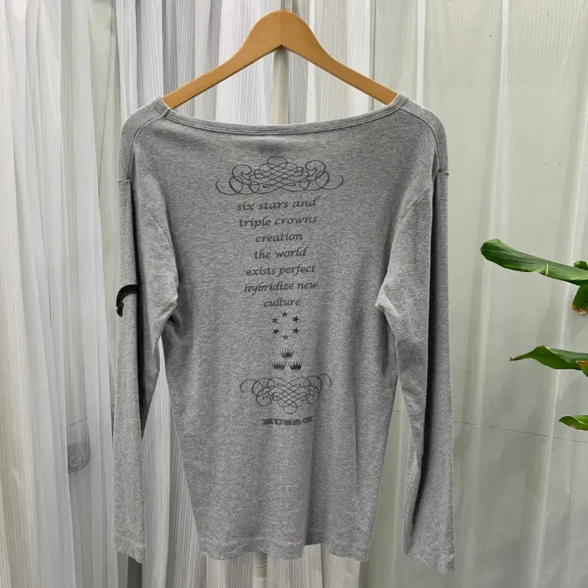 [BUNJANG] RUSS K Vintage Lettering V-Neck T-Shirt / RUSS K 빈티지 레터링 브이넥 티셔츠 1903