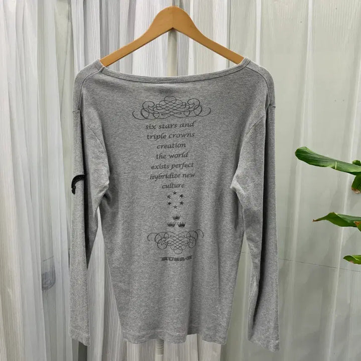 [BUNJANG] RUSS K Vintage Lettering V-Neck T-Shirt / RUSS K 빈티지 레터링 브이넥 티셔츠 1903