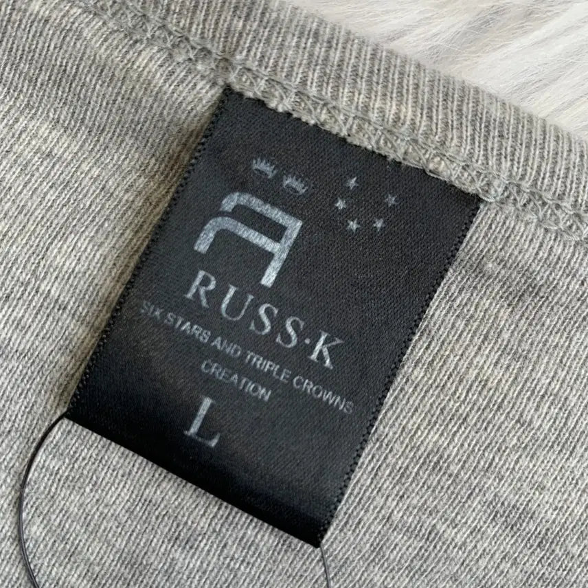 [BUNJANG] RUSS K Vintage Lettering V-Neck T-Shirt / RUSS K 빈티지 레터링 브이넥 티셔츠 1903