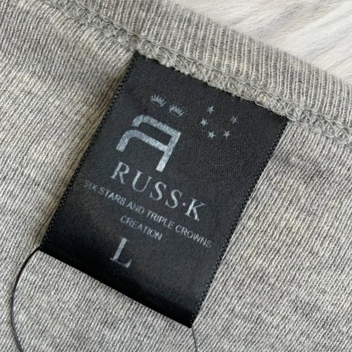 [BUNJANG] RUSS K Vintage Lettering V-Neck T-Shirt / RUSS K 빈티지 레터링 브이넥 티셔츠 1903