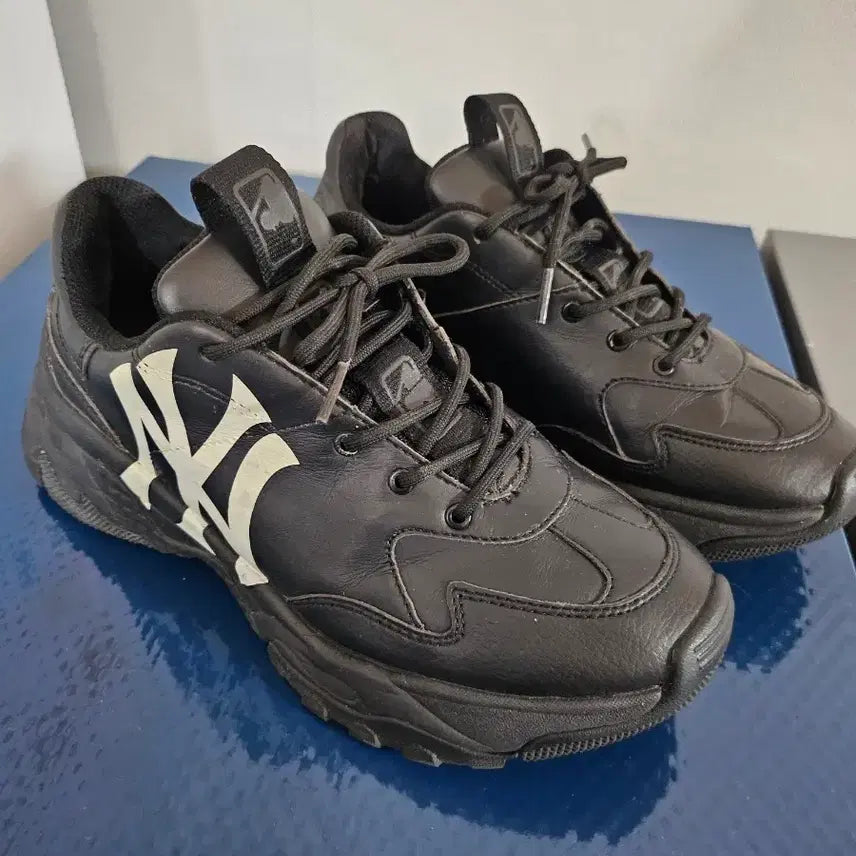 [SOLD OUT] MLB 265사이즈 블랙 운동화