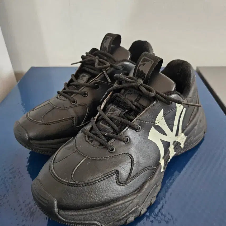 [SOLD OUT] MLB 265사이즈 블랙 운동화