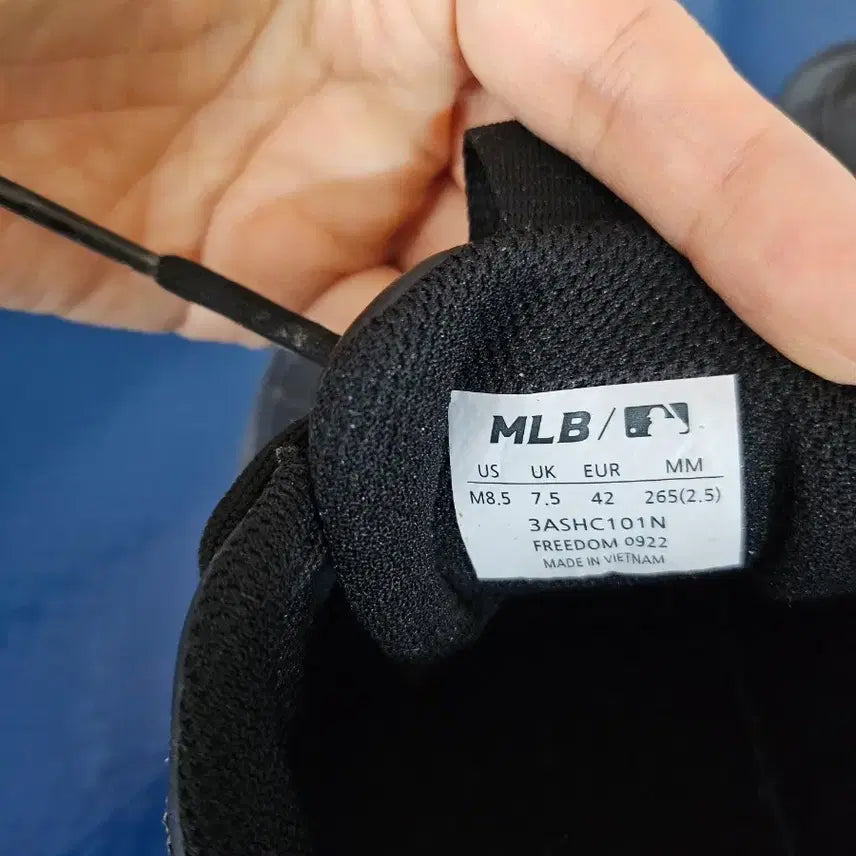 [SOLD OUT] MLB 265사이즈 블랙 운동화