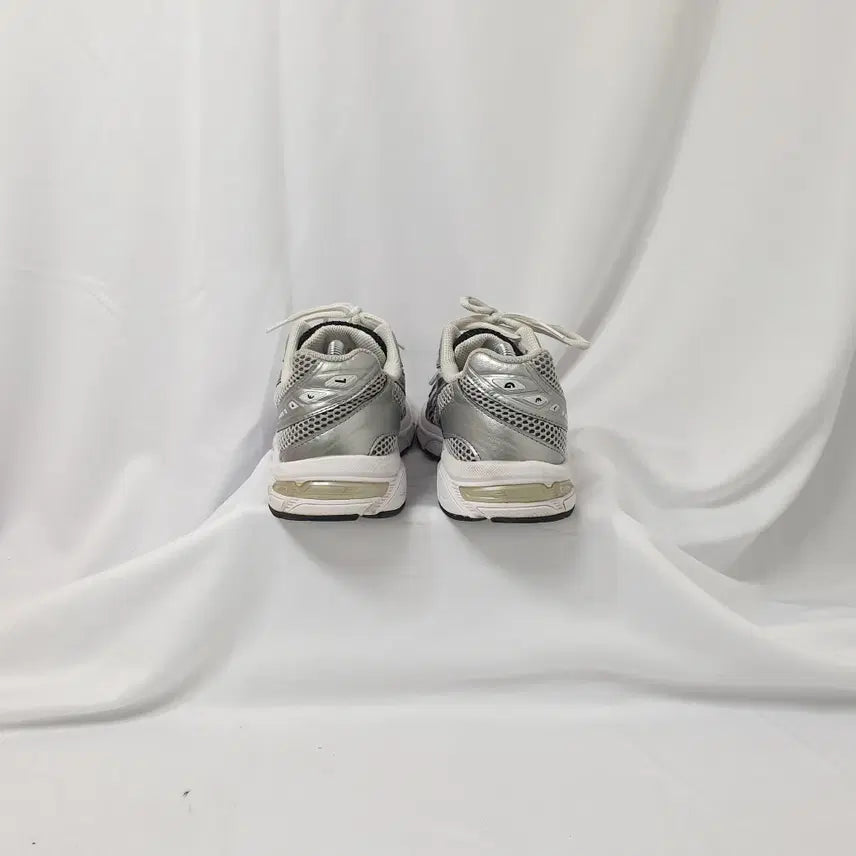 [BUNJANG] Asics Gel-1130 White Silver Sneakers / 빈티지하서 240 아식스 젤 1130 화이트 실버 스니커즈