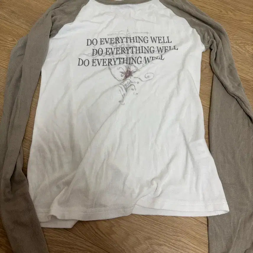 [BUNJANG] Damiss Cross Lettering Raglan Long Sleeve Beige / 다미쉬 크로스 레터링 래글런 롱슬리브 베이지