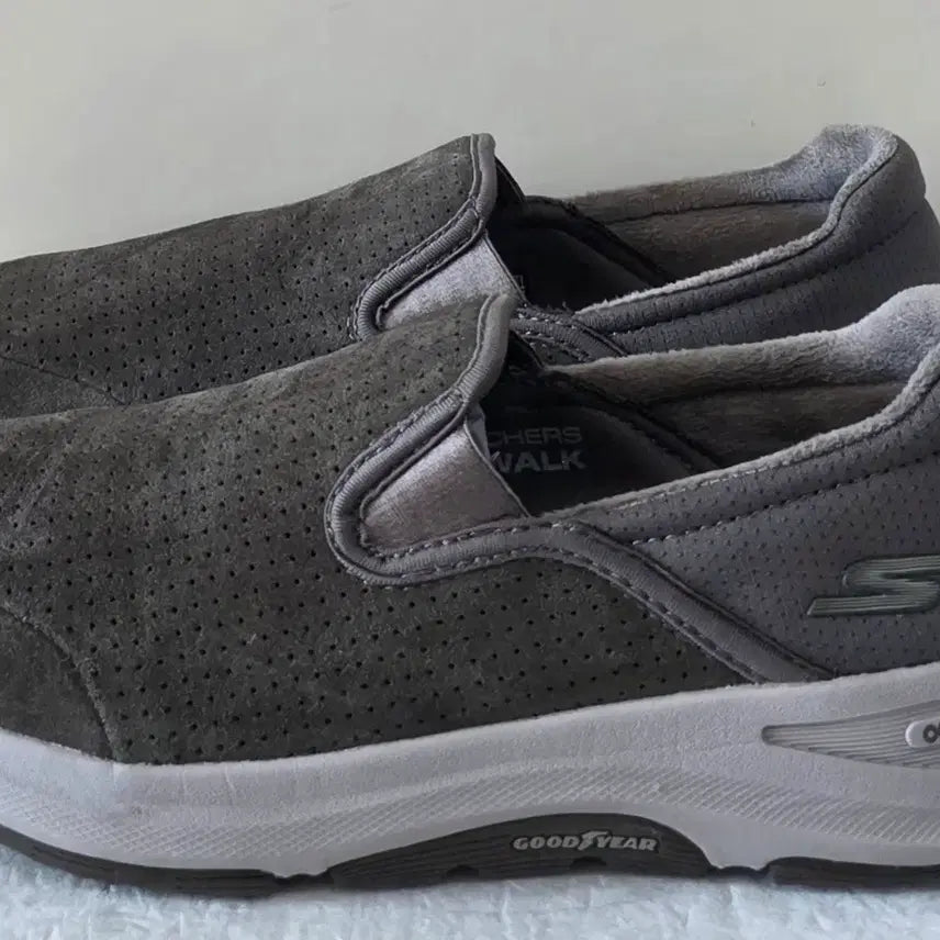 [BUNJANG] Skechers GoWalk Outdoor Slip-On Sneakers Khaki / [250] 스케쳐스 고워크 아웃도어 슬립온 카키ㅡ단종매물,최저가