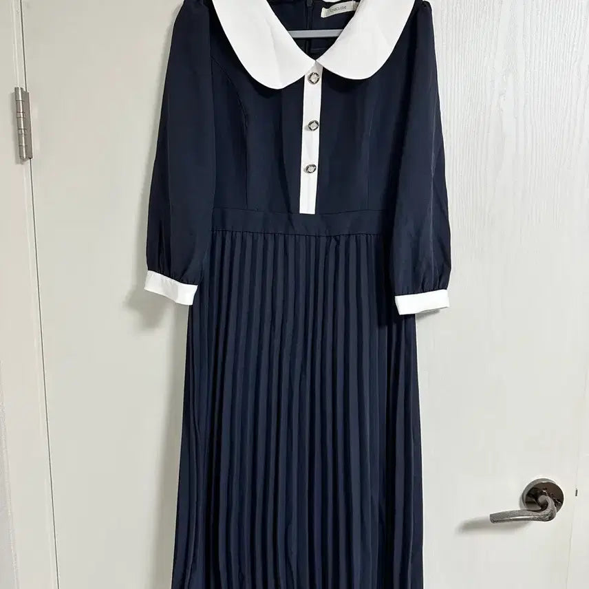 [BUNJANG] CHICLINE Pleated Collar Dress / M) 시크라인 배색 카라 플리츠 원피스 카라원피스