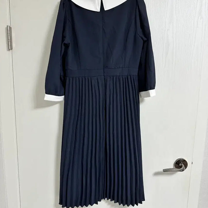 [BUNJANG] CHICLINE Pleated Collar Dress / M) 시크라인 배색 카라 플리츠 원피스 카라원피스