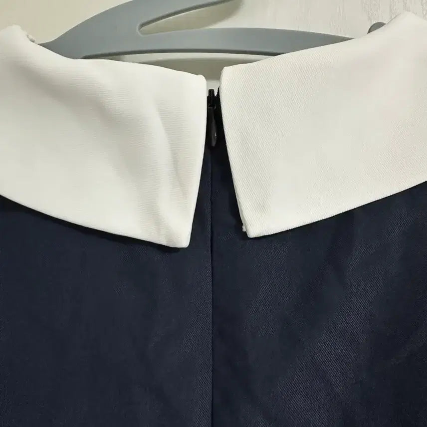 [BUNJANG] CHICLINE Pleated Collar Dress / M) 시크라인 배색 카라 플리츠 원피스 카라원피스