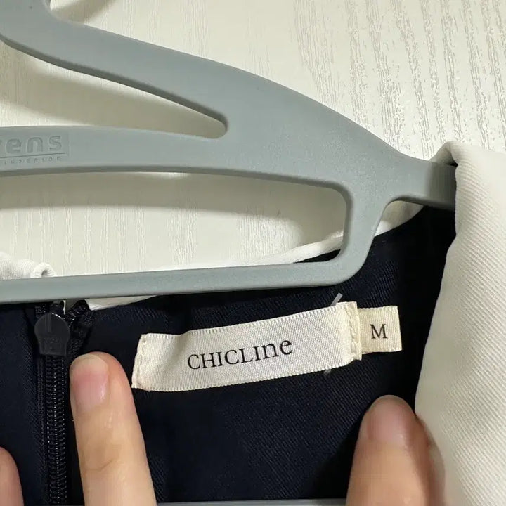 [BUNJANG] CHICLINE Pleated Collar Dress / M) 시크라인 배색 카라 플리츠 원피스 카라원피스