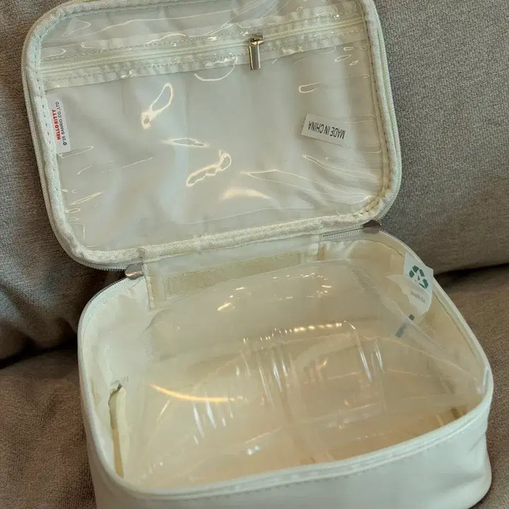 [BUNJANG] Hello Kitty Leather Pouch Bag / 헬로키티 가죽 파우치 가방 새상품