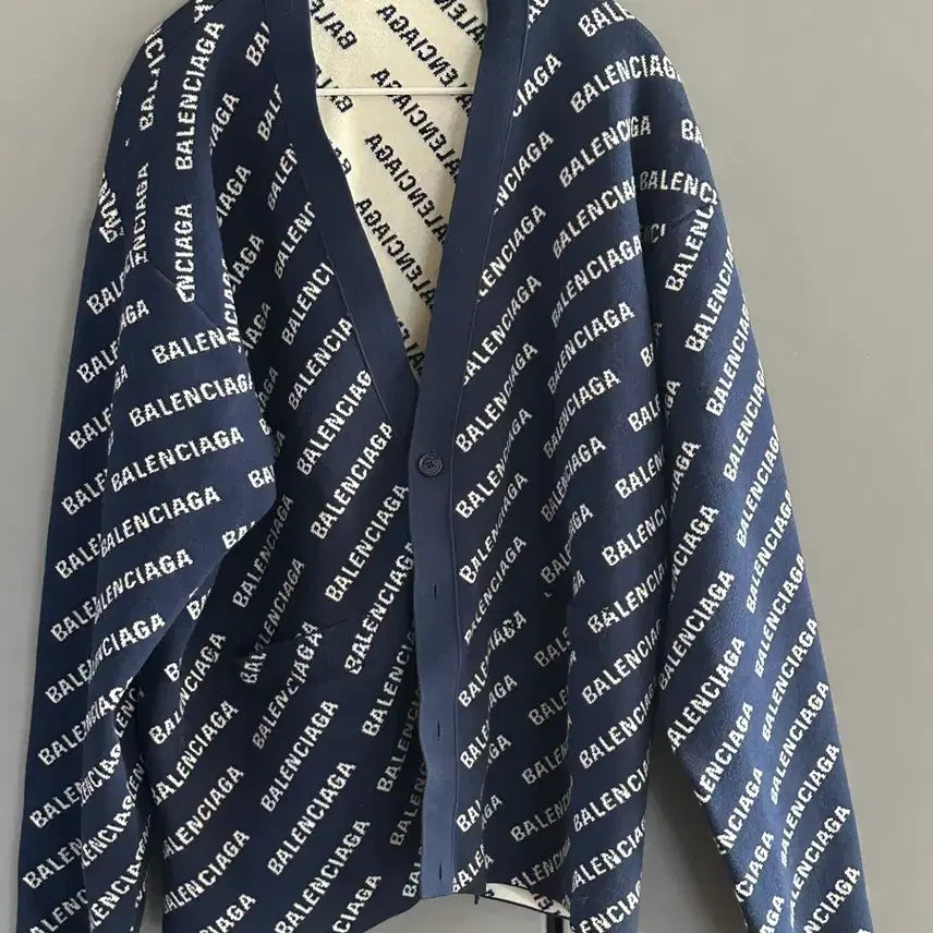 [SOLD OUT] 발렌시아가 가디건 블루 (2 사이즈)