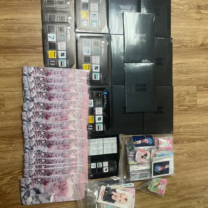 [BUNJANG] BTS V Stamp Set + Goods Bundle / 한정판 새상품 BTS 우표+ 뷔 굿즈 (공짜) 판매합니다!