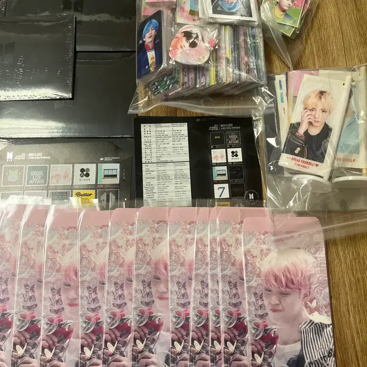 [BUNJANG] BTS V Stamp Set + Goods Bundle / 한정판 새상품 BTS 우표+ 뷔 굿즈 (공짜) 판매합니다!
