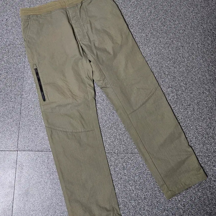 [SOLD OUT] 나이키 카키 지퍼팬츠 판매합니다