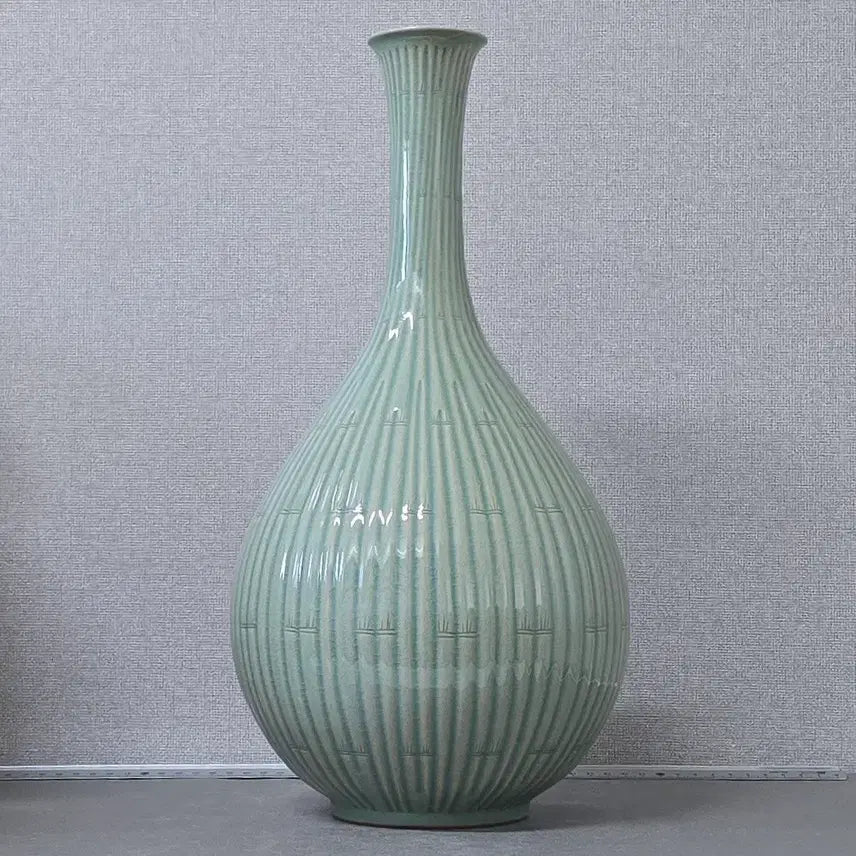 [BUNJANG] Haegang Yu Geun-hyeong Celadon Bamboo Joint Pattern Wine Bottle / 해강 유근형 청자 양각 죽절문 주병_40cm