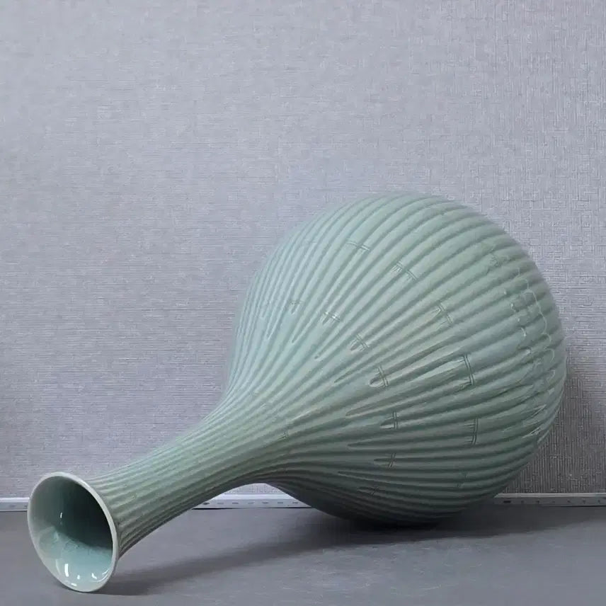 [BUNJANG] Haegang Yu Geun-hyeong Celadon Bamboo Joint Pattern Wine Bottle / 해강 유근형 청자 양각 죽절문 주병_40cm