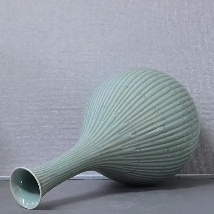 [BUNJANG] Haegang Yu Geun-hyeong Celadon Bamboo Joint Pattern Wine Bottle / 해강 유근형 청자 양각 죽절문 주병_40cm