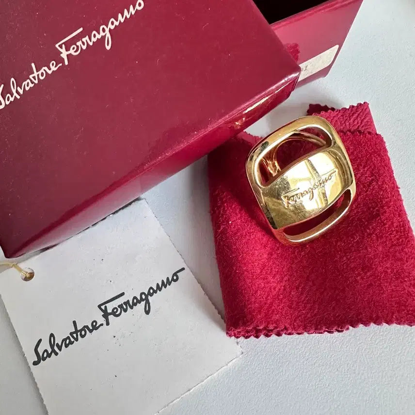 [BUNJANG] Ferragamo Gold Scarf Ring / (정품-빈티지)페라가모 금장 스카프링