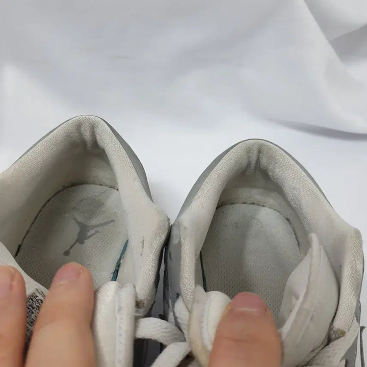 [BUNJANG] Nike Air Jordan 1 Low Wolf Grey Sneakers / 빈티지하서 240 나이키 조던 1 로우 울프 그레이 스니커즈