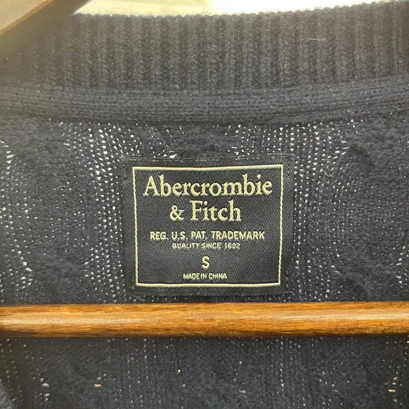 [BUNJANG] Abercrombie &amp; Fitch Vintage Cable Knit Sweater / 아베크롬비 올드스쿨 빈티지 모던 캐주얼 꽈배기 니트 S C10080