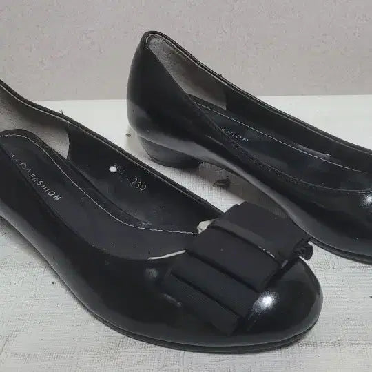 [BUNJANG] MACMACA Black Loafer (Gold Detail) - (Size 230, 250) / MACMACA 블랙 로퍼 230 250 개당