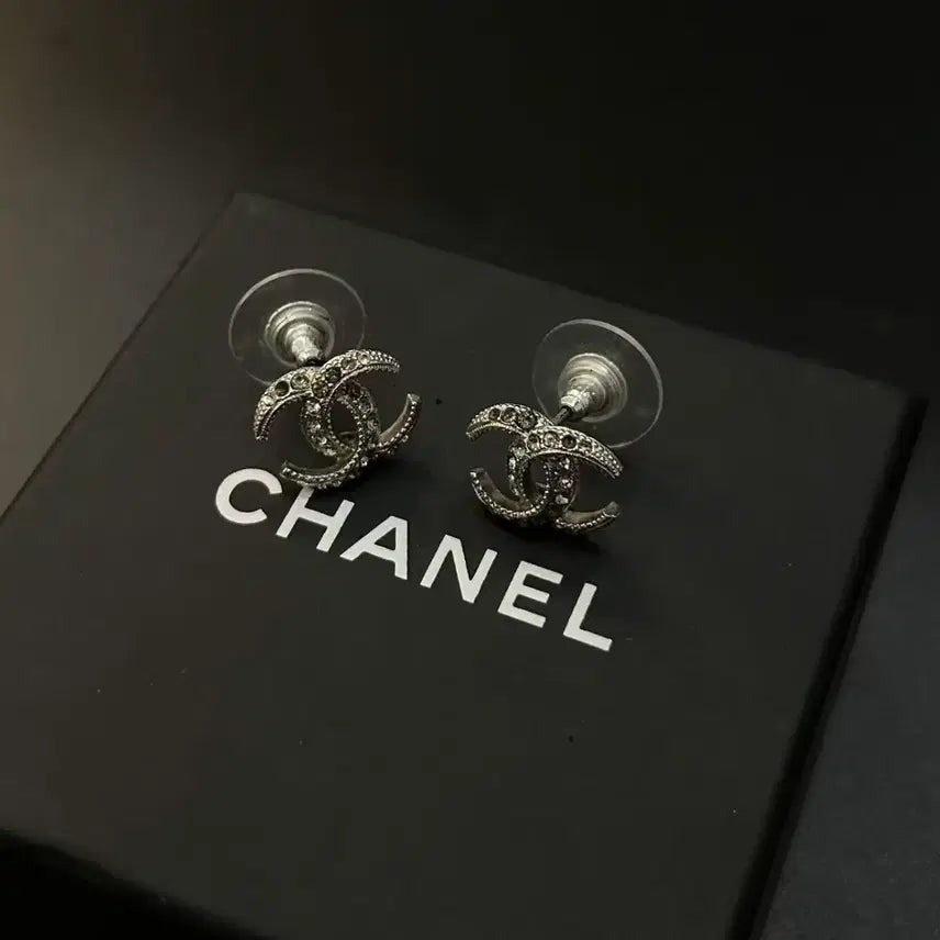 [BUNJANG] Chanel Cubic Logo Earrings / 샤넬 로고 큐빅 귀걸이