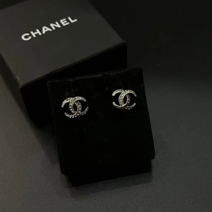 [BUNJANG] Chanel Cubic Logo Earrings / 샤넬 로고 큐빅 귀걸이